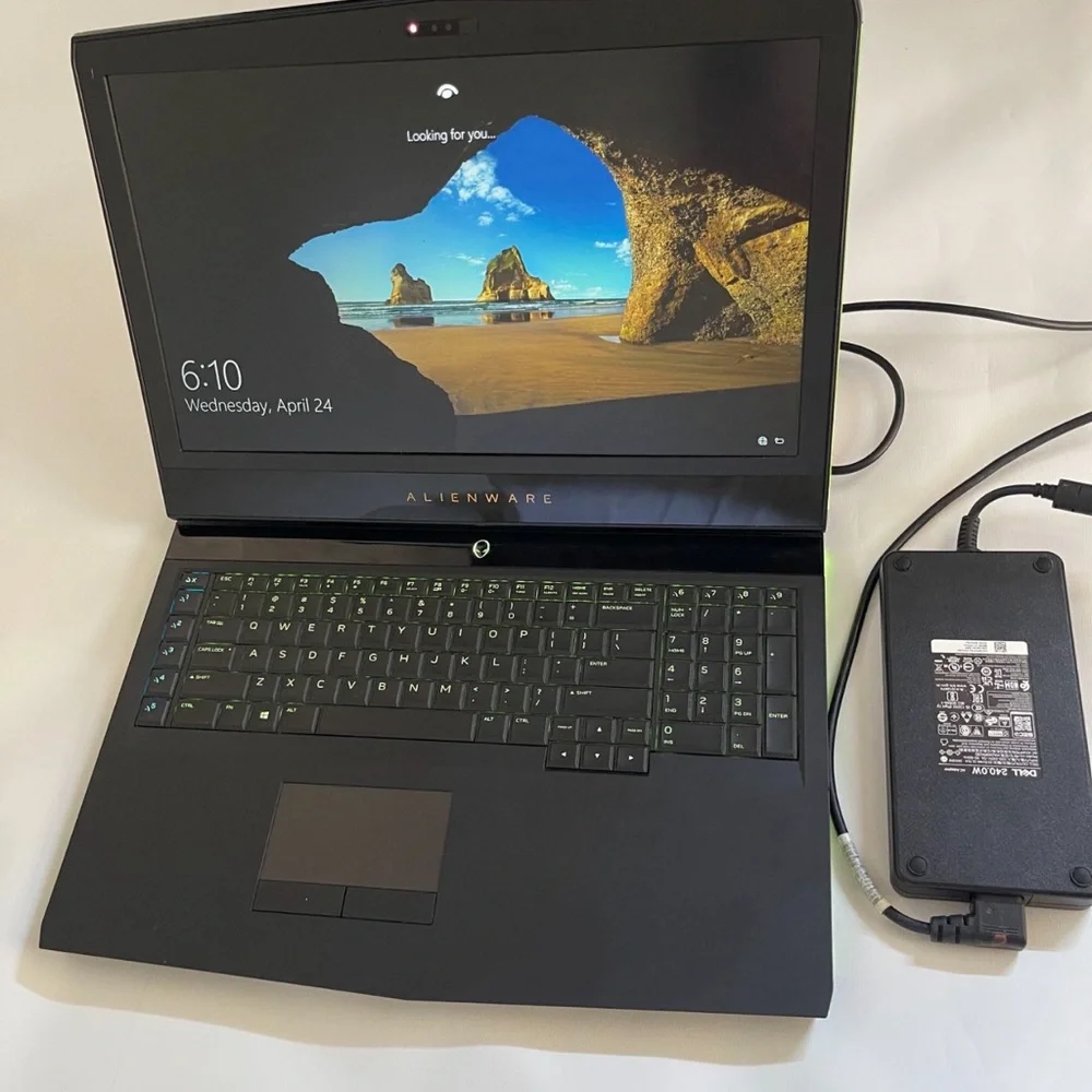 Alienware M17 R2 - Picture 2 of 4